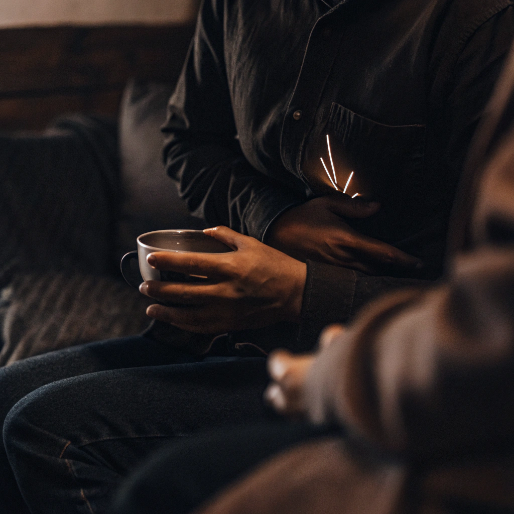 Person with kidney stones holding Lygodii Spora tea for potential relief